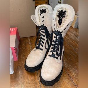 Boots NWOT beige/cream suede like with black details size 39